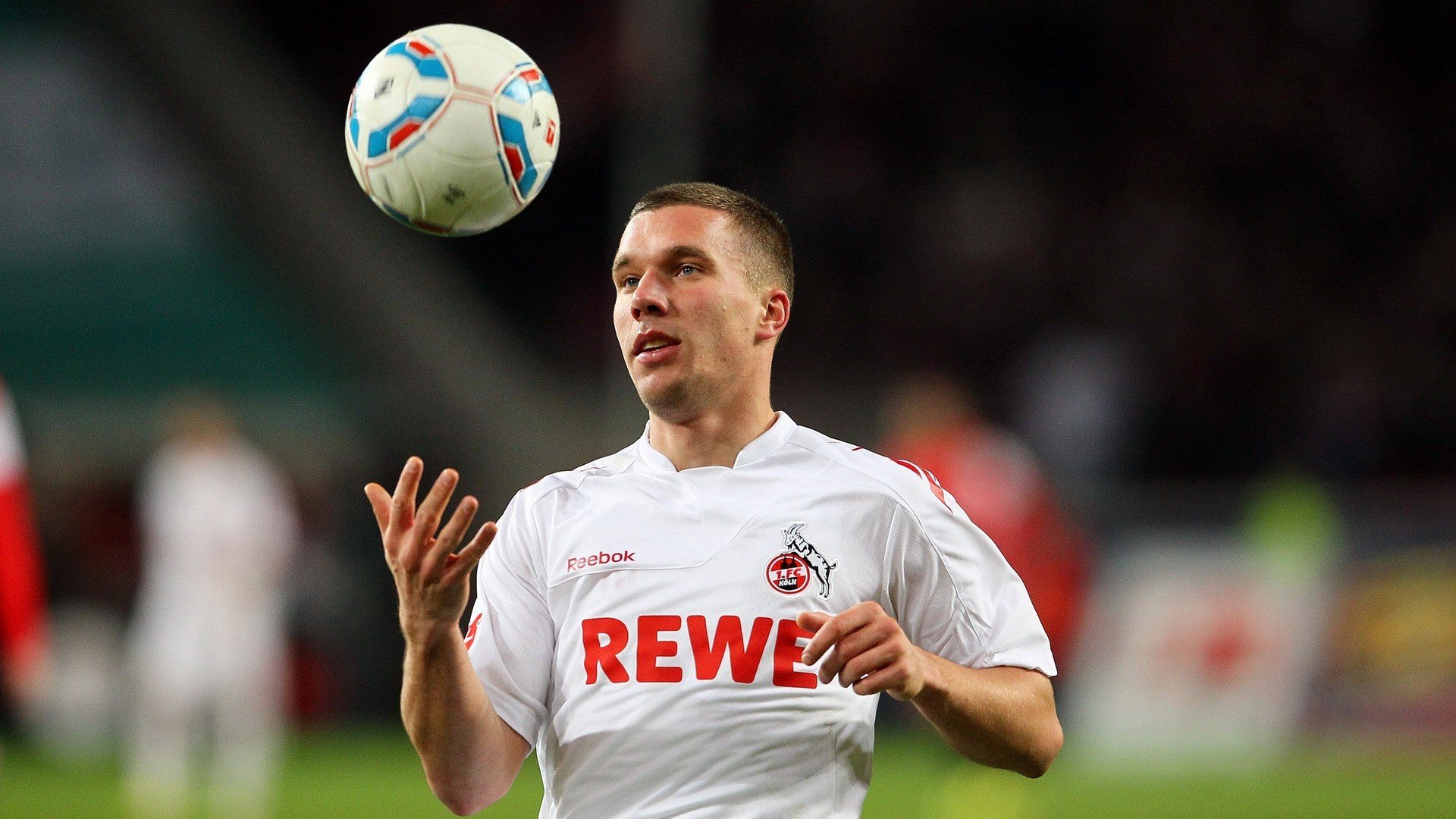 “智能时代：新能源赛车引领未来赛场”，新能源汽车赛车