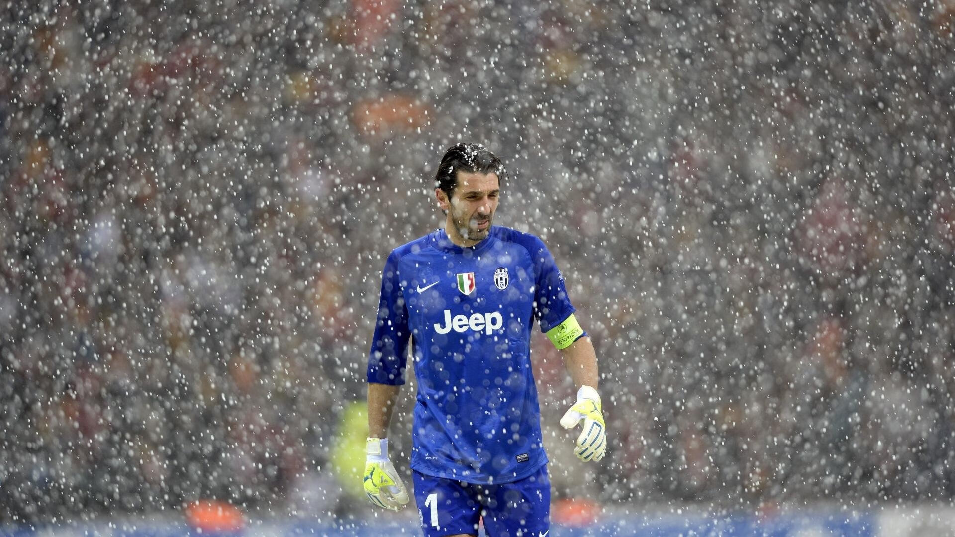 九游互动体验-球员的欧冠第一课：学习那些永恒的训练秘诀，欧冠训练用球